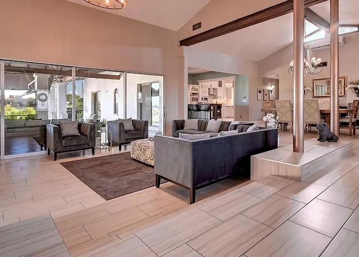 Spectacular 5 Bdrm Wpool And Views Holiday home *