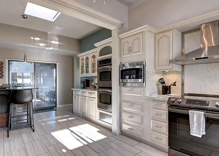 Spectacular 5 Bdrm Wpool And Views *