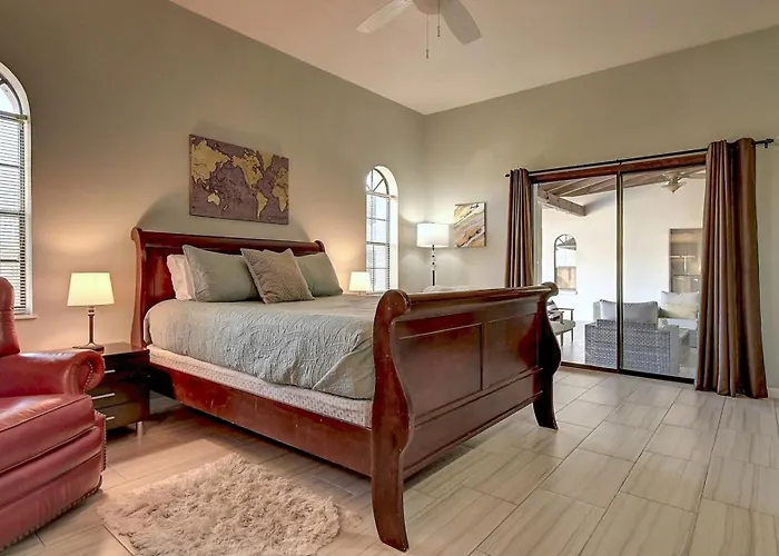 Spectacular 5 Bdrm Wpool And Views Holiday home *