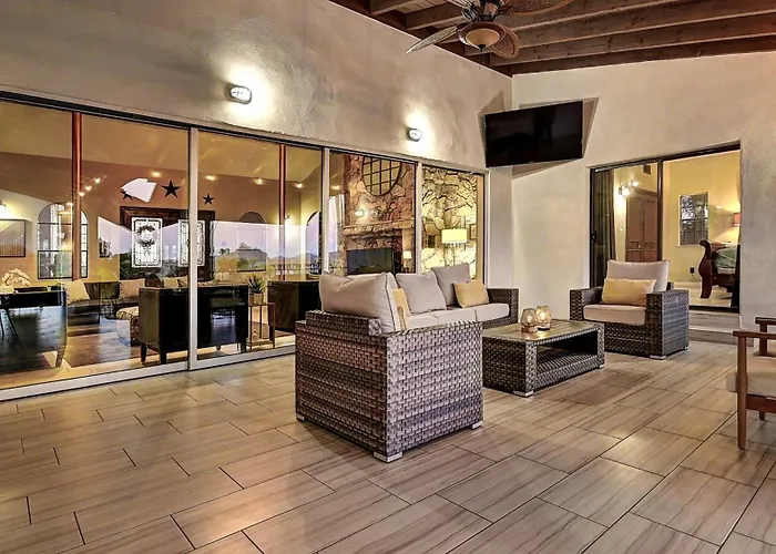 Spectacular 5 Bdrm Wpool And Views *